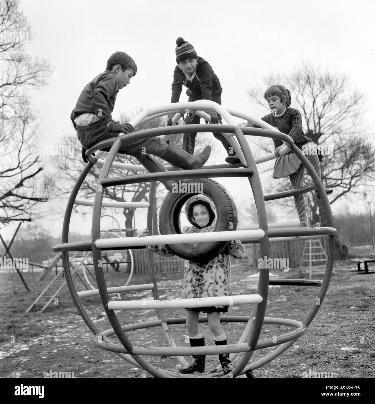 Kinder spielen auf dem Abenteuerspielplatz in Basildon Stadtzentrum entfernt. Dezember 1969 Z11521-003 Stockfoto