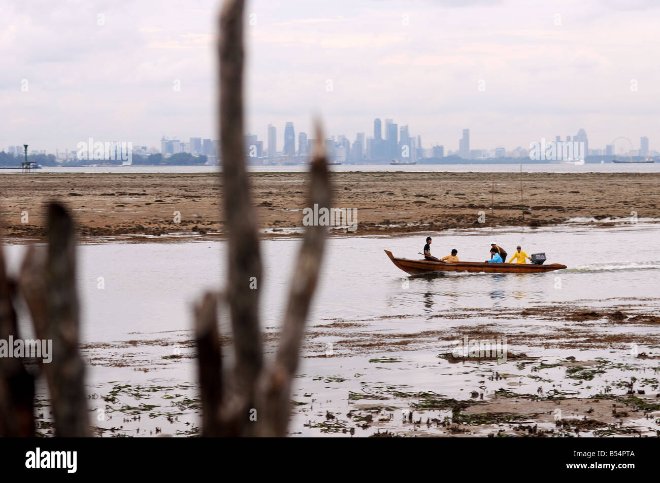 Pier-Szene mit Singapur Belakang Padang Riau Inseln Indonesien Stockfoto