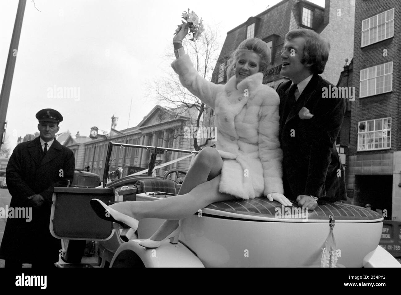 Actess und Top-Modell mit Vicki Hodge Ian Heath, die in der Werbung, bei Chelsea Standesamt heute verheiratet. Die Braut trug ein weißes Minikleid und Mantel, und nach der Zeremonie fuhr das Paar zu einem kleinen Lunch-Empfang in einem weißen Rolls-Royce von 1923. Das Paar nach der Zeremonie Vicki und Ian abgebildet. Dezember 1969 Z11599-007 Stockfoto