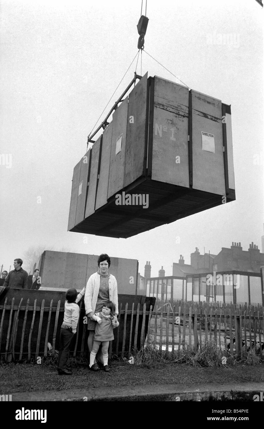 Heute ging ein Wohnmobil Richtung Belfast das erste einer Reihe von Weihnachten verwendet werden. Schutz der nationalen Kampagne für die Obdachlosen verschoben ist es die erste Sendung aus Tweed Street, Battersea London. Mobilkrane hob die Häuser in vier Teile auf riesige Transporter zu Belfast Preston für den Versand gehen. Dezember 1969 Z11604 Stockfoto