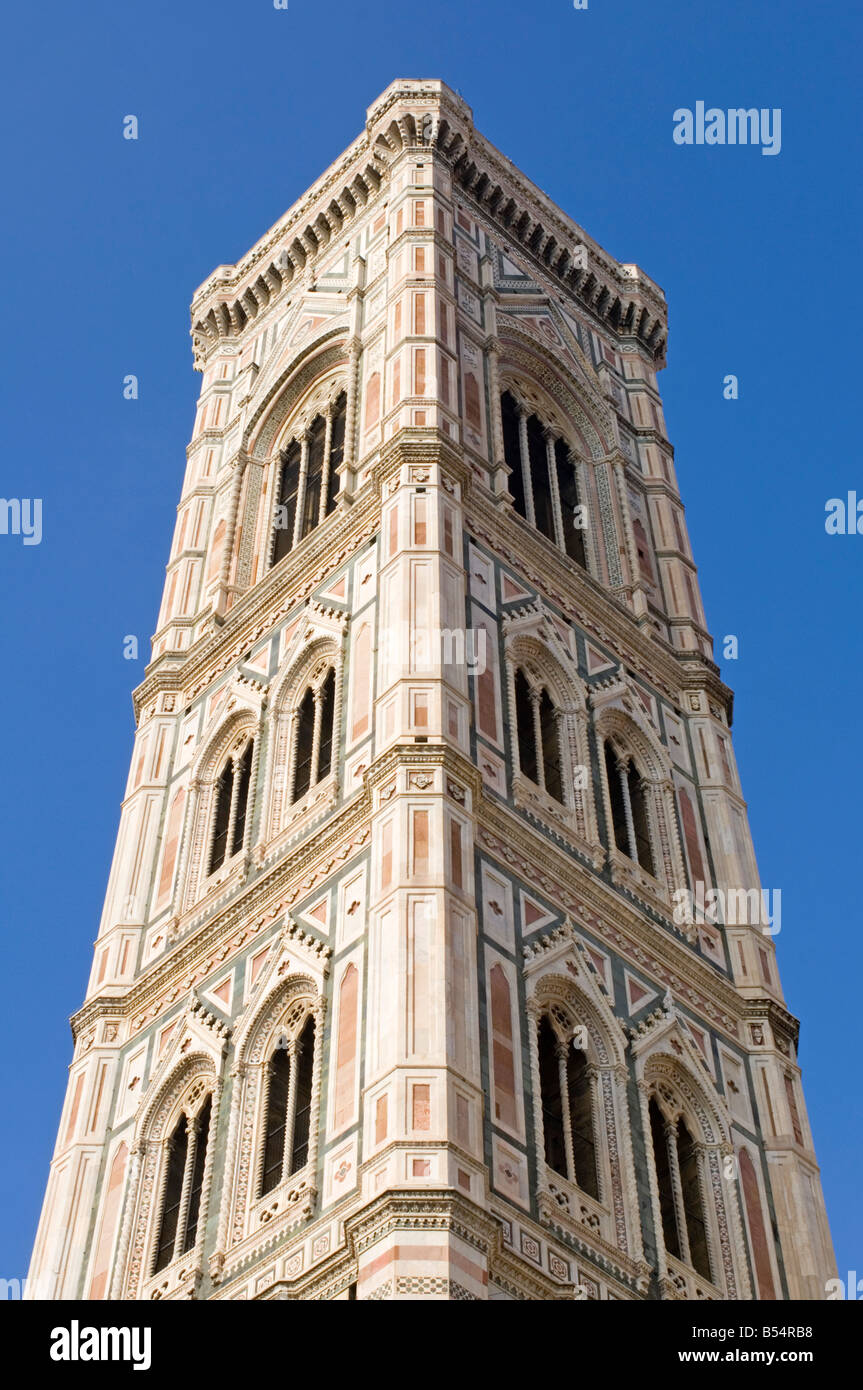 Ein Blick auf Giottos Glockenturm neben dem Dom an der Piazza Del Duomo von Florenz. Stockfoto