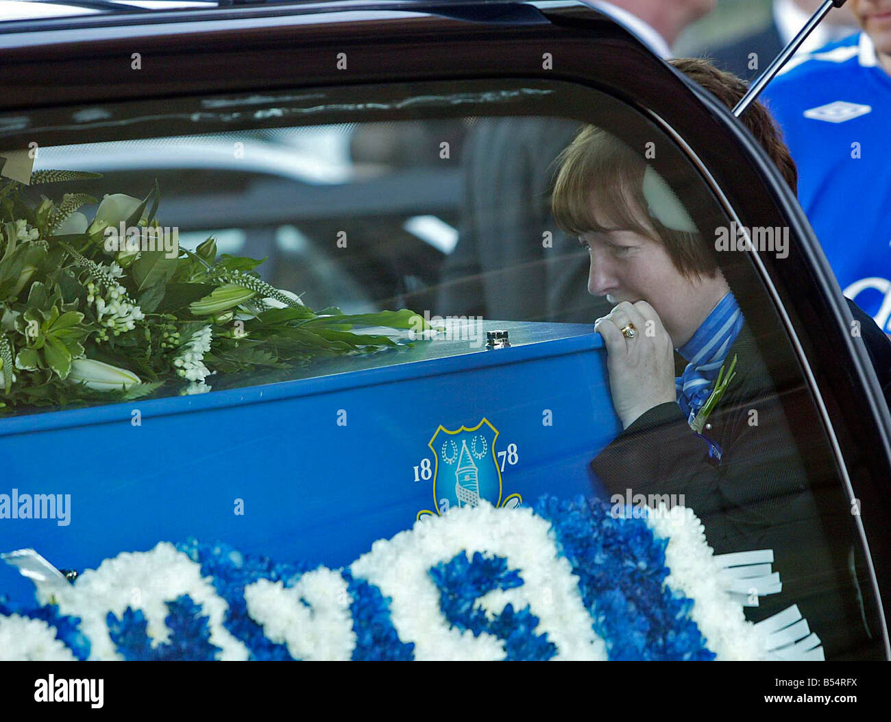 Melanie Jones Küsse Rhys Sarg in der Liverpool Cathedral. Bild PHIL SPENCER Stockfoto
