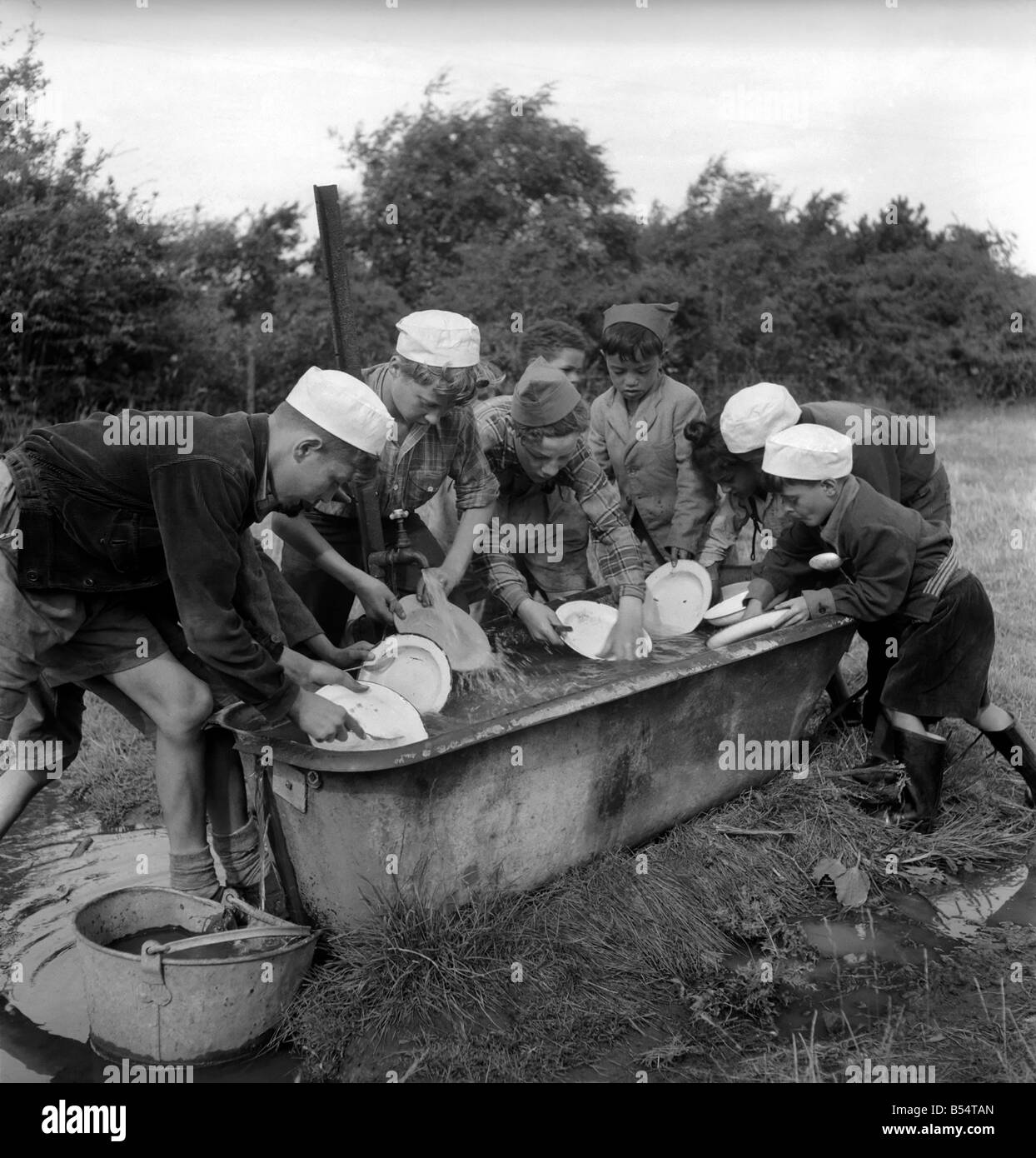 Kinder aus den ärmeren Stadtteilen von Liverpool sind einen echten Urlaub auf dem Land genießen. Sie Leben im Zelt und helfen, um ihre eigenen Mahlzeiten auf dem United Nation-Camp für Jungen zu kochen. Mai 1953 D5120 Stockfoto