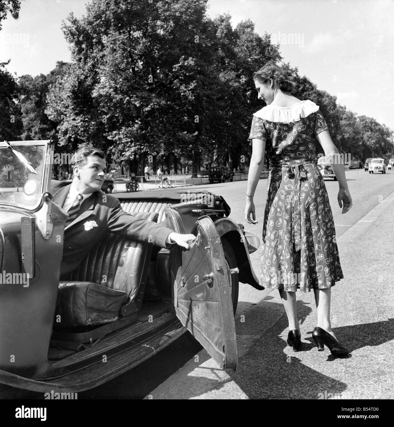 Romantik. Ein junger Mann nimmt seine Datum in seinem Auto. August 1953 D5205 Stockfoto