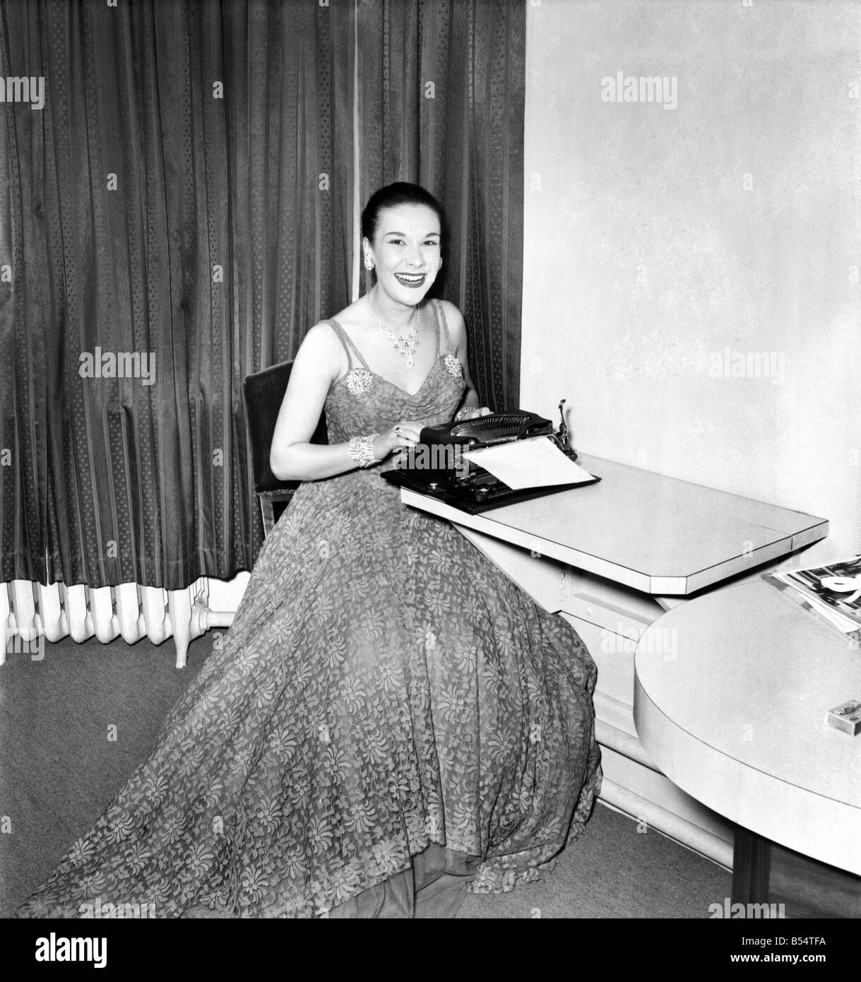 20 Jahre ist alte Sheila Bradley, der neue Star der "Call me Madam' zeigt nun im Grand Theatre, Leeds, York an ihrer Schreibmaschine schreiben ihren Freunden gesehen, sagen"Danke für die Glückwünsche". August 1953 D5330-001 Stockfoto