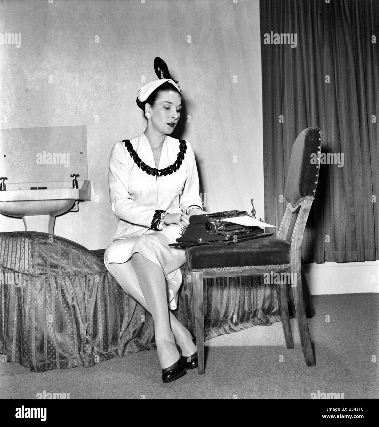 20 Jahre ist alte Sheila Bradley, der neue Star der "Call me Madam' zeigt nun im Grand Theatre, Leeds, York an ihrer Schreibmaschine schreiben ihren Freunden gesehen, sagen"Danke für die Glückwünsche". August 1953 D5330 Stockfoto