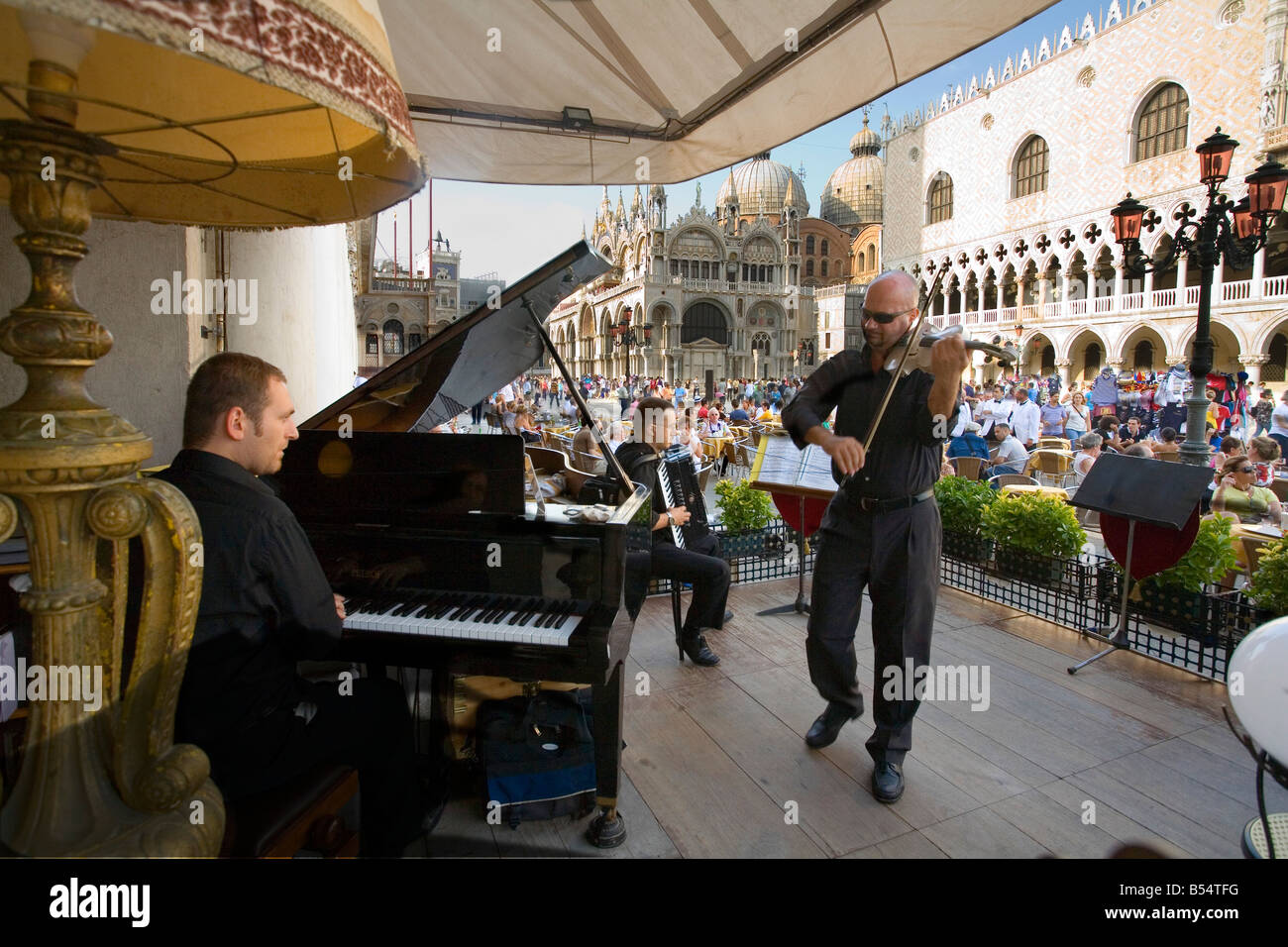 Orchester spielt am Nachmittag Café in Saint Marks Piazza Venedig Italien Stockfoto
