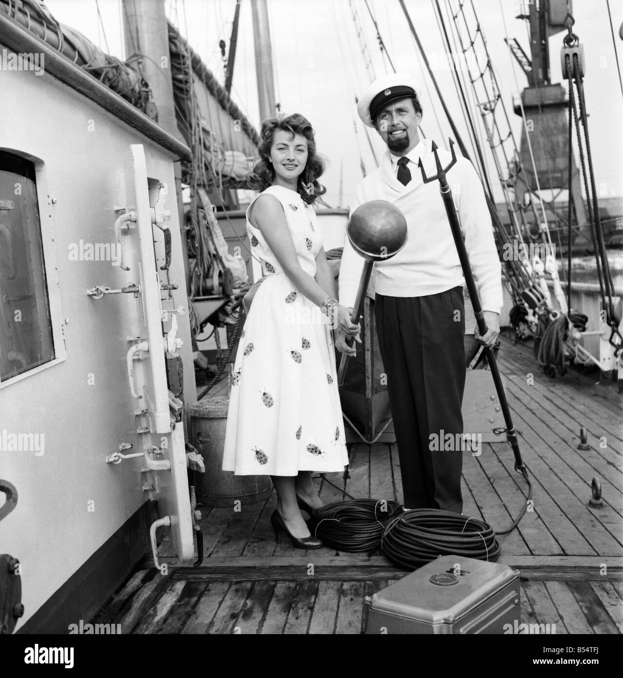 Das Mädchen mit der weltweit härtesten Sekretariat Job, ist Lotte Hass, der mit ihrem Ehemann Hans Hass, der berühmte tiefen Meer Fotograf aus Hai-verseuchten karibischen Meer zu erkunden. August 1953 D5352-001 Stockfoto