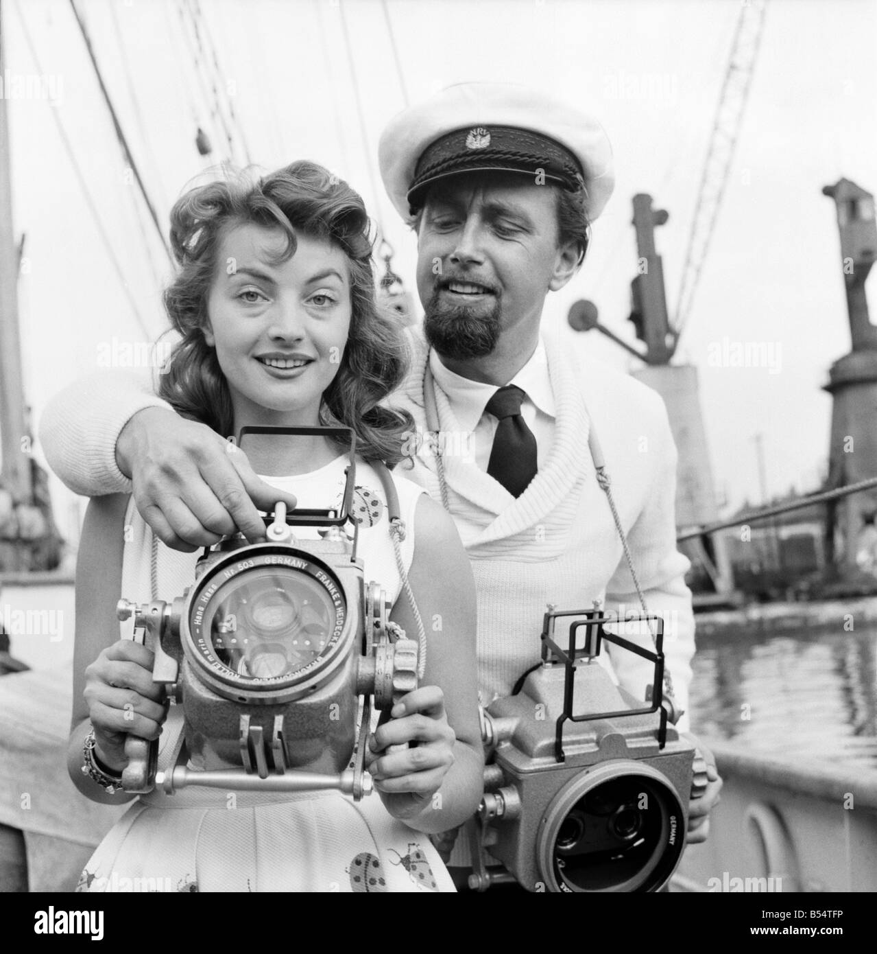 Das Mädchen mit der weltweit härtesten Sekretariat Job; Lotte Hass ist; die mit ihrem Ehemann Hans Hass; der berühmte Tiefsee-Fotograf geht in das Hai-verseuchten karibische Meer erkunden. August 1953 D5352-006 Stockfoto