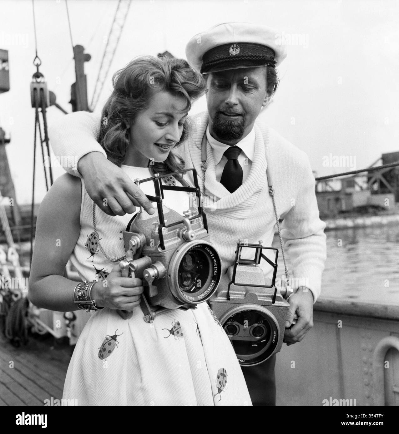 Das Mädchen mit der weltweit härtesten Sekretariat Job; Lotte Hass ist; die mit ihrem Ehemann Hans Hass; der berühmte Tiefsee-Fotograf geht in das Hai-verseuchten karibische Meer erkunden. August 1953 D5352-006 Stockfoto