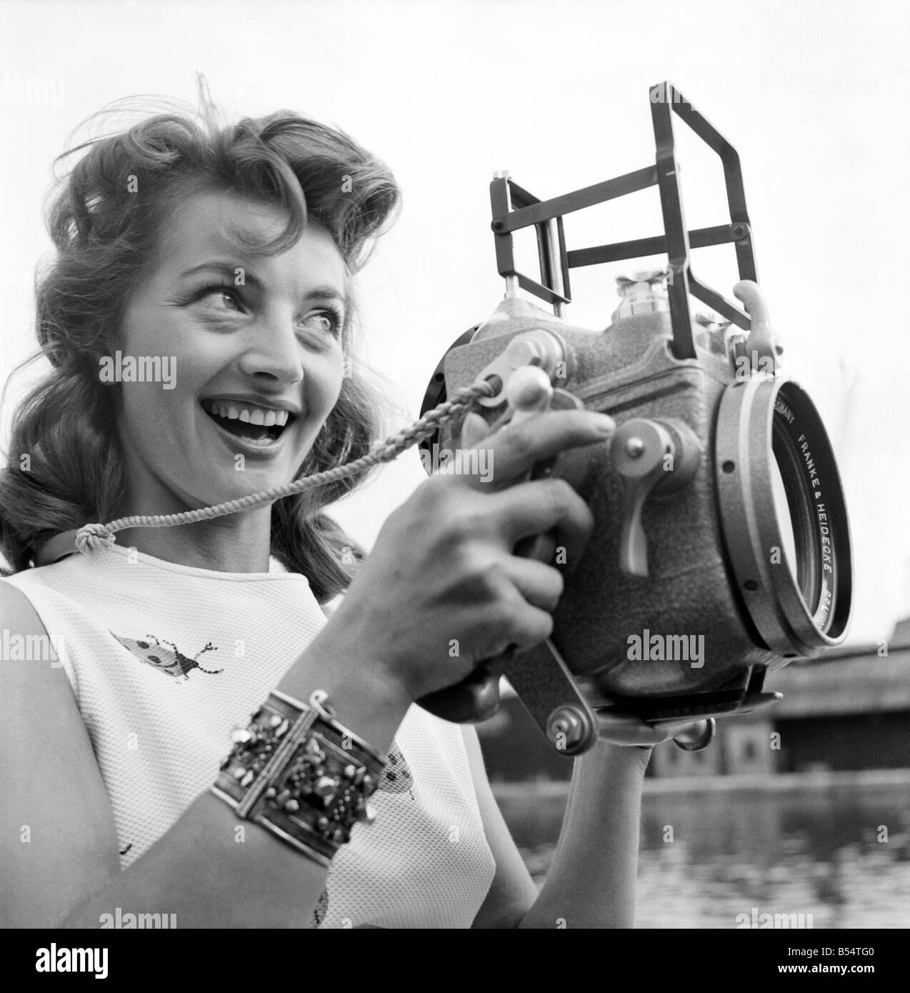 Das Mädchen mit der weltweit härtesten Sekretariat Job, ist Lotte Hass, der mit ihrem Ehemann Hans Hass, der berühmte tiefen Meer Fotograf aus Hai-verseuchten karibischen Meer zu erkunden. August 1953 D5352 Stockfoto