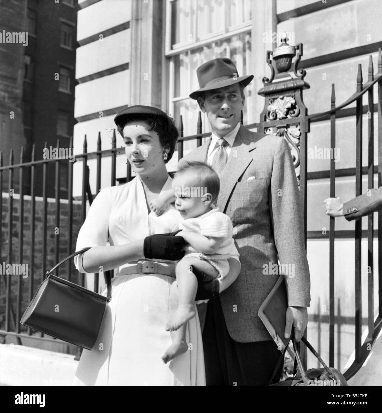Elizabeth Taylor und Michael Wilding mit ihrem Baby, die Aufenthalte in London, während Liz und Mike Europa Touren. September 1953 D5512 Stockfoto