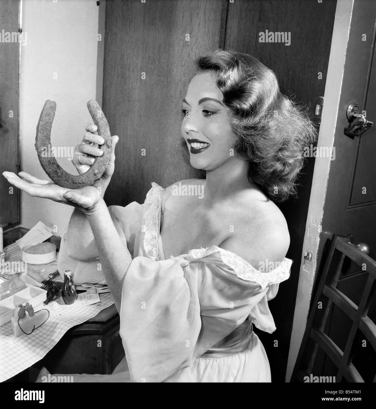 Hazel zählen: Hier zu sehen mit einem Hufeisen in ihrem Bademantel. September 1953 D5536 Stockfoto