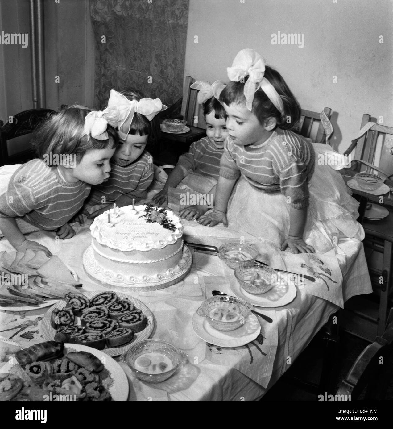 Kinder Quads: The Cole Quads eine Geburtstag Party um ihren dritten Geburtstag zu feiern. September 1953 D5609 Stockfoto