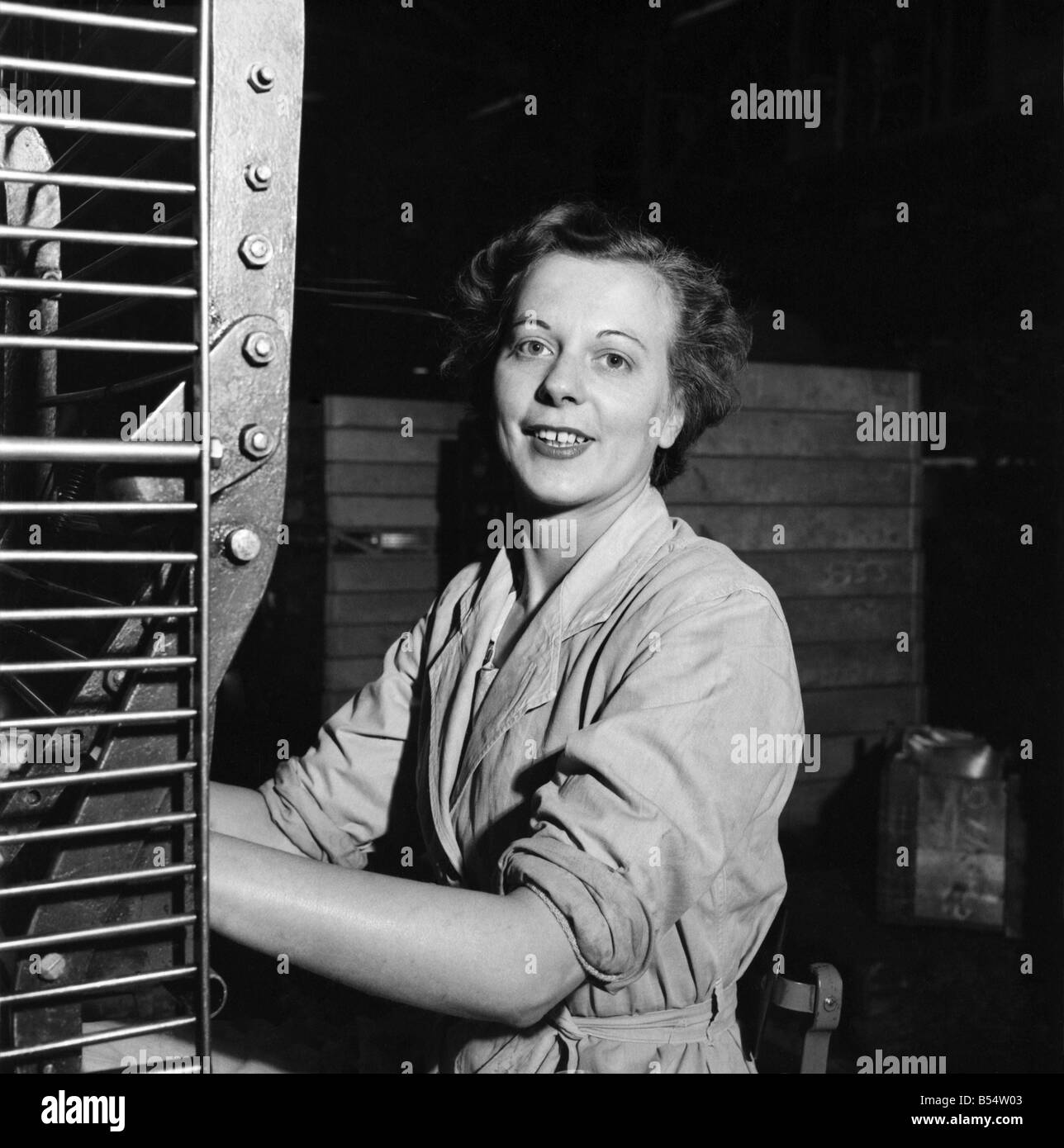 Branche: Fabriken. Frauen, die Arbeiten an der Fertigungslinie in Henley Fabrik in Gravesend. Oktober 1953 D5965-004 Stockfoto