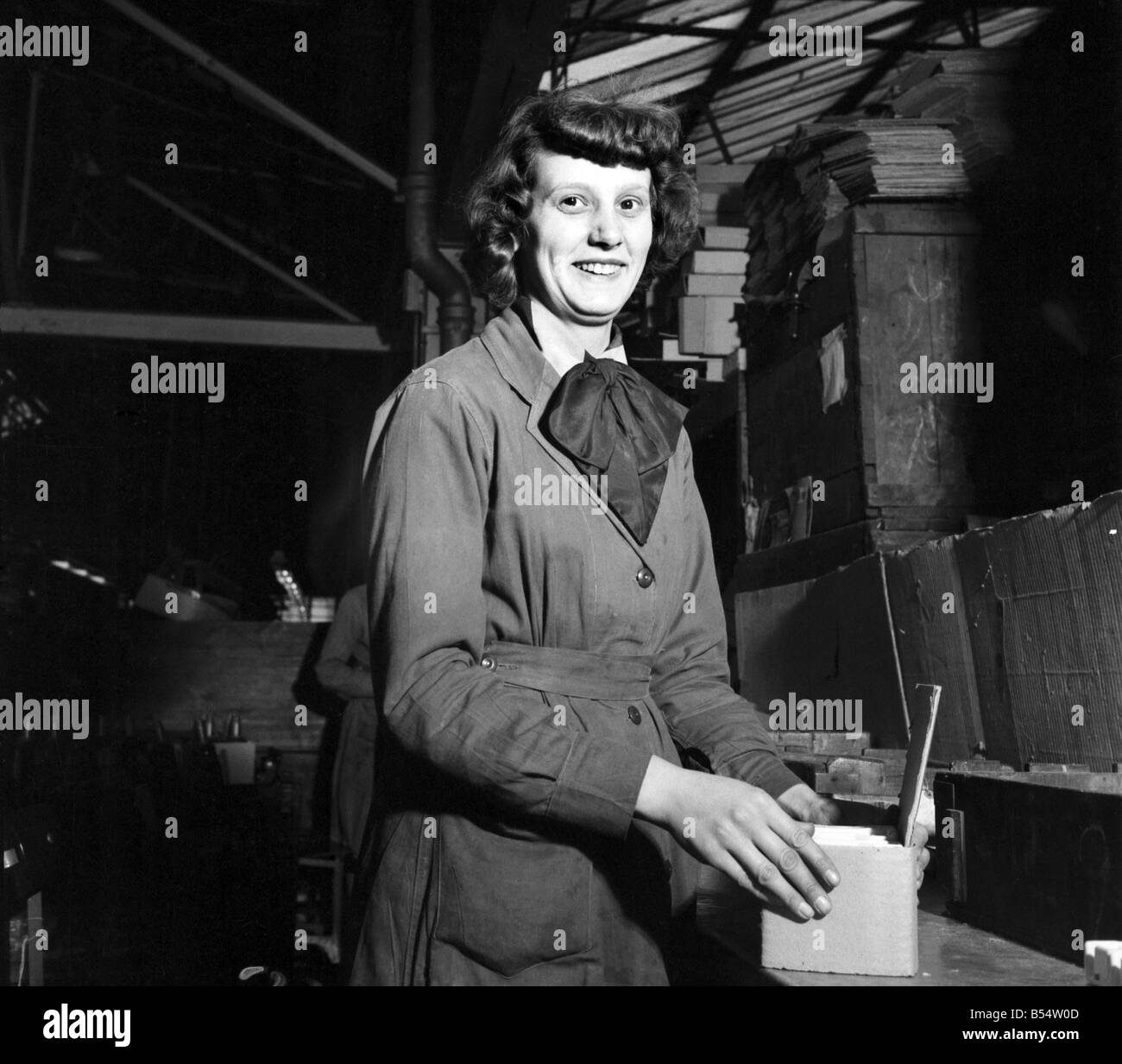 Branche: Fabriken. Frauen, die Arbeiten an der Fertigungslinie in Henley Fabrik in Gravesend. Oktober 1953 D5965-009 Stockfoto