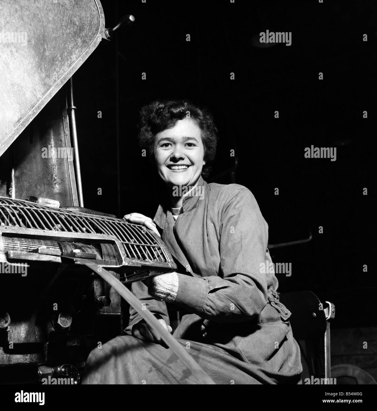 Branche: Fabriken. Frauen, die Arbeiten an der Fertigungslinie in Henley Fabrik in Gravesend. Oktober 1953 D5965 Stockfoto
