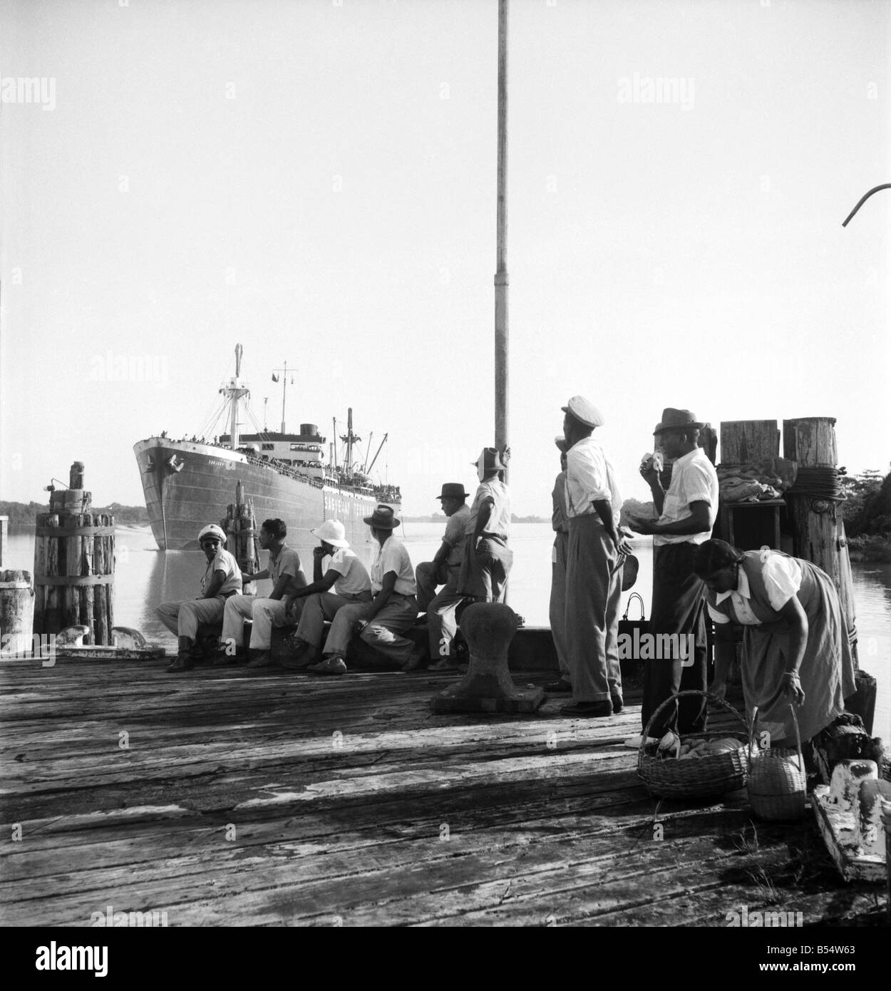 Einheimischen sehen den Ansatz der Truppentransporter tragen die Argyle und Sutherland Highlanders Atkinson Wharf 25 Meilen von George Town Britisch-Guayana folgende ihre Seereise aus England. Oktober 1953 D6341-002 Stockfoto