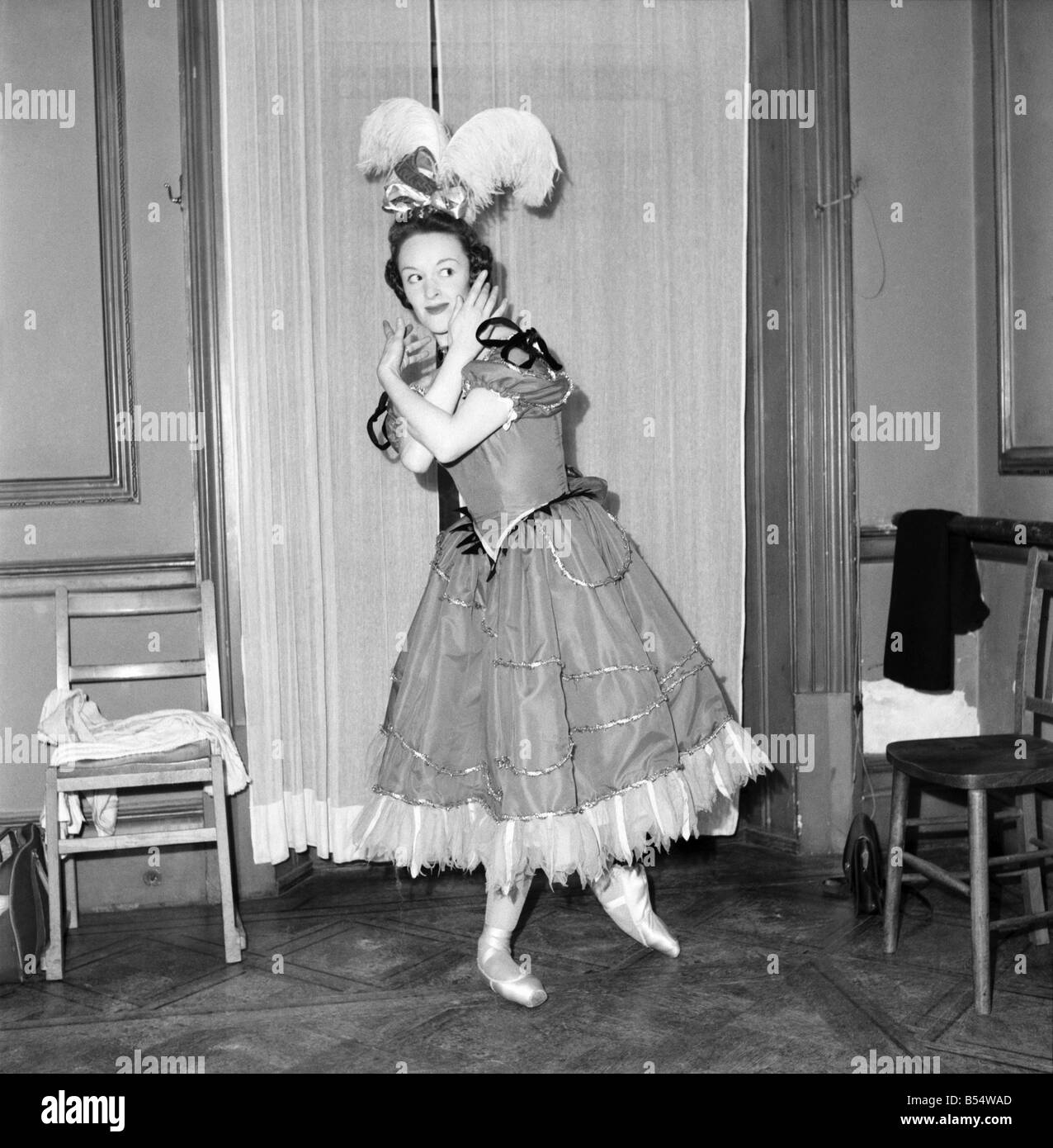 Unterhaltung: Tanz Ballett. Mitglieder der neuen Theater-Künste Ballett bei ihrer Generalprobe. Sie haben ihre Premier in den Assembly Rooms, Walthamstow. Das Tragen von Kopfbedeckung ist Domini Callaghan. Margareta Tate, in weiß und Josephine Gordon. Oktober 1953 D6513-001 Stockfoto Unterhaltung: Tanz Ballett. Mitglieder der neuen Theater-Künste Ballett bei ihrer Generalprobe. Sie haben ihre Premier in den Assembly Rooms, Walthamstow. Das Tragen von Kopfbedeckung ist Domini Callaghan. Margareta Tate, in weiß und Josephine Gordon. Oktober 1953 D6513-001 Stockfoto