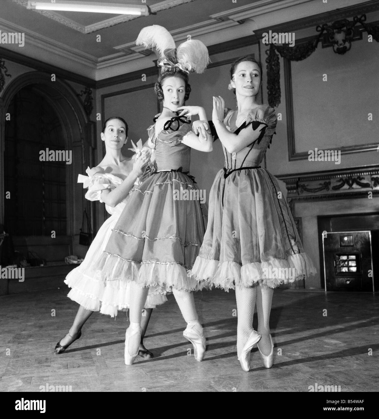 Unterhaltung: Tanz Ballett. Mitglieder der neuen Theater-Künste Ballett bei ihrer Generalprobe. Sie haben ihre Premier in den Assembly Rooms, Walthamstow. Das Tragen von Kopfbedeckung ist Domini Callaghan. Margareta Tate, in weiß und Josephine Gordon. Oktober 1953 D6513-002 Stockfoto Unterhaltung: Tanz Ballett. Mitglieder der neuen Theater-Künste Ballett bei ihrer Generalprobe. Sie haben ihre Premier in den Assembly Rooms, Walthamstow. Das Tragen von Kopfbedeckung ist Domini Callaghan. Margareta Tate, in weiß und Josephine Gordon. Oktober 1953 D6513-002 Stockfoto