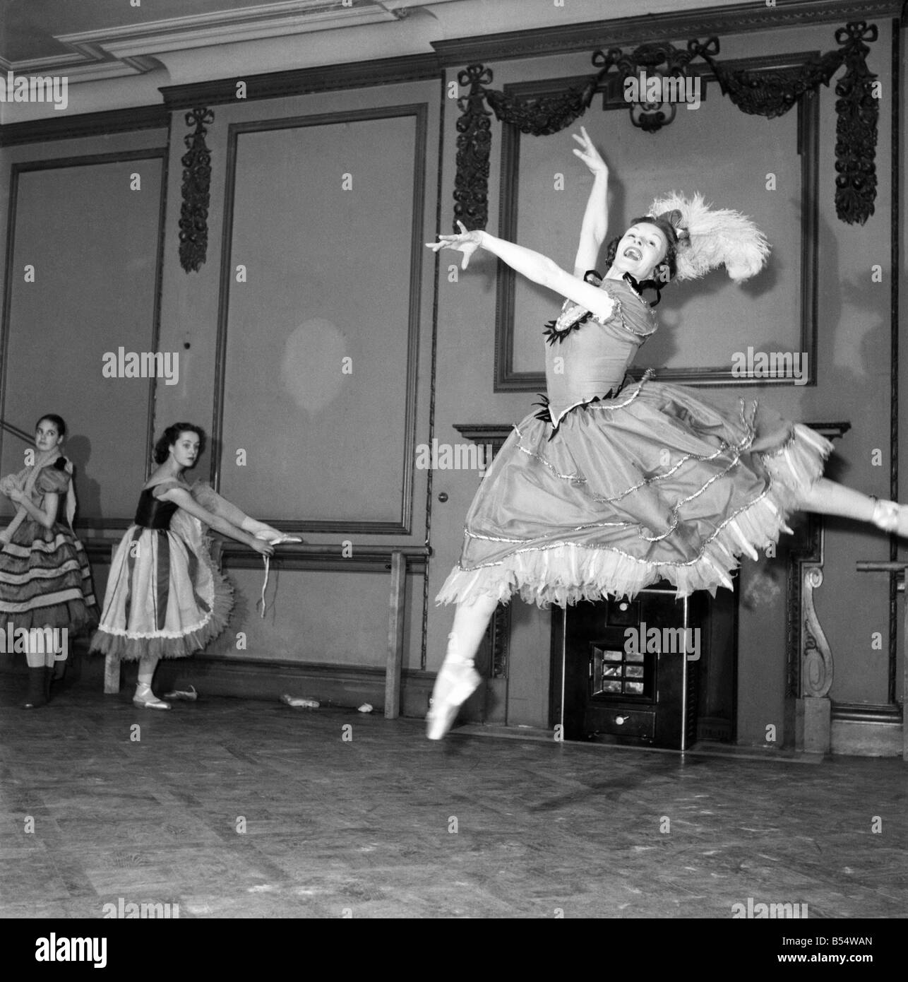 Unterhaltung: Tanz Ballett. Mitglieder der neuen Theater-Künste Ballett bei ihrer Generalprobe. Sie haben ihre Premier in den Assembly Rooms, Walthamstow. Das Tragen von Kopfbedeckung ist Domini Callaghan. Margareta Tate, in weiß und Josephine Gordon. Oktober 1953 D6513 Stockfoto Unterhaltung: Tanz Ballett. Mitglieder der neuen Theater-Künste Ballett bei ihrer Generalprobe. Sie haben ihre Premier in den Assembly Rooms, Walthamstow. Das Tragen von Kopfbedeckung ist Domini Callaghan. Margareta Tate, in weiß und Josephine Gordon. Oktober 1953 D6513 Stockfoto