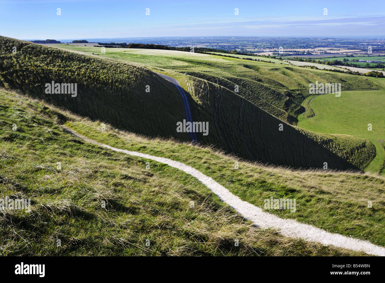 White Horse Hill bei Uffington, Oxfordshire, die weiße Linie, die als Teil des weißen Pferdes Kopf Stockfoto