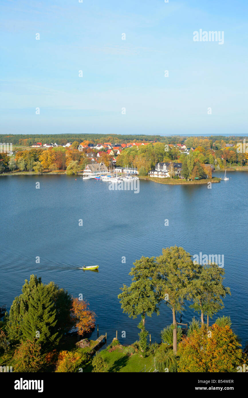 Panoramablick auf See Müritz vom Kirchturm in Region, Mecklenburger Seenplatte, Deutschland Stockfoto