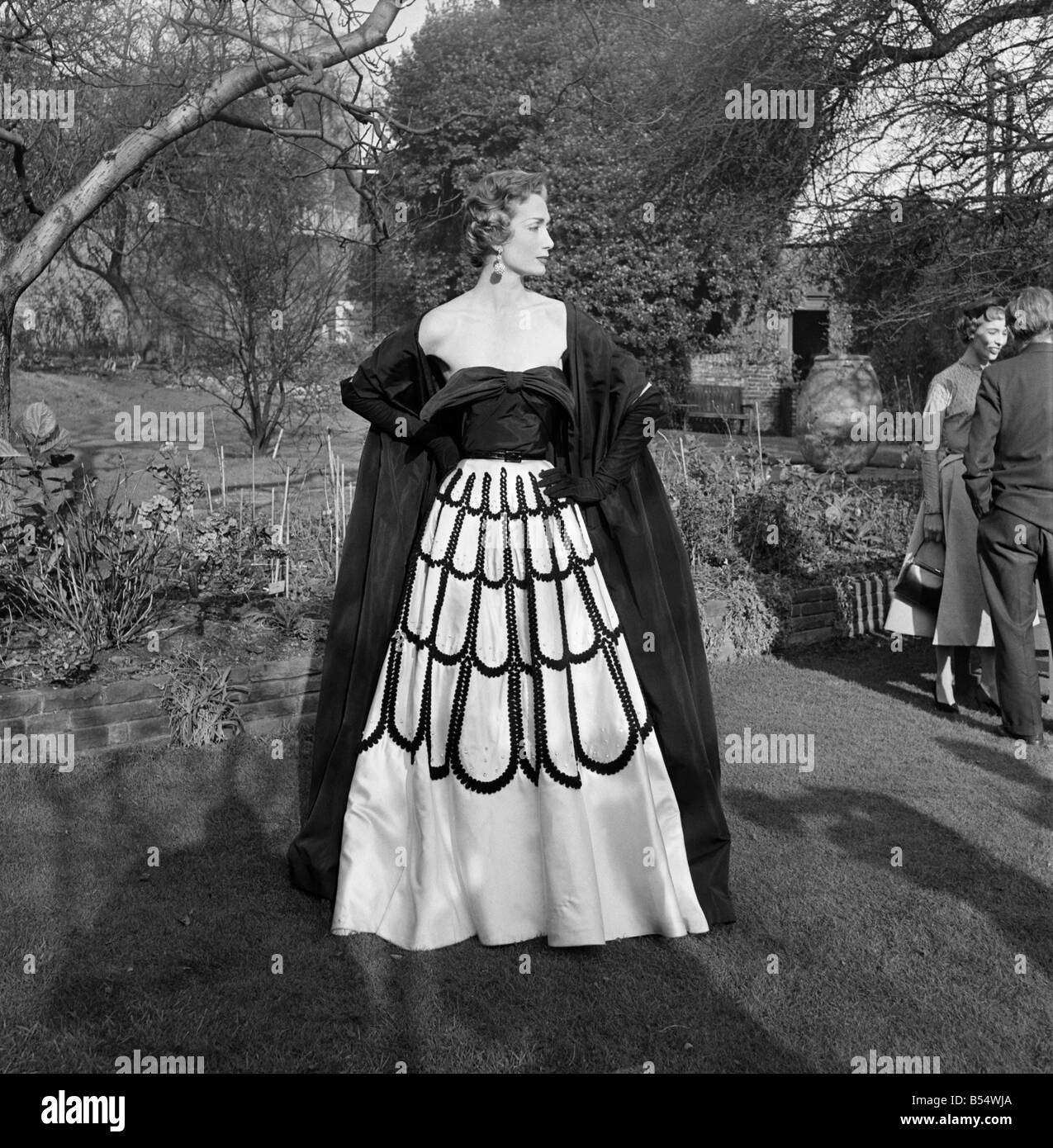 Kleidung: Mode: Kleider. Die neueste Mode auf dem Display an der Society of London Fashion Designer Show, das war halten am oberen Terrassenhaus Hampstead. April 1953 D6899-001 Stockfoto