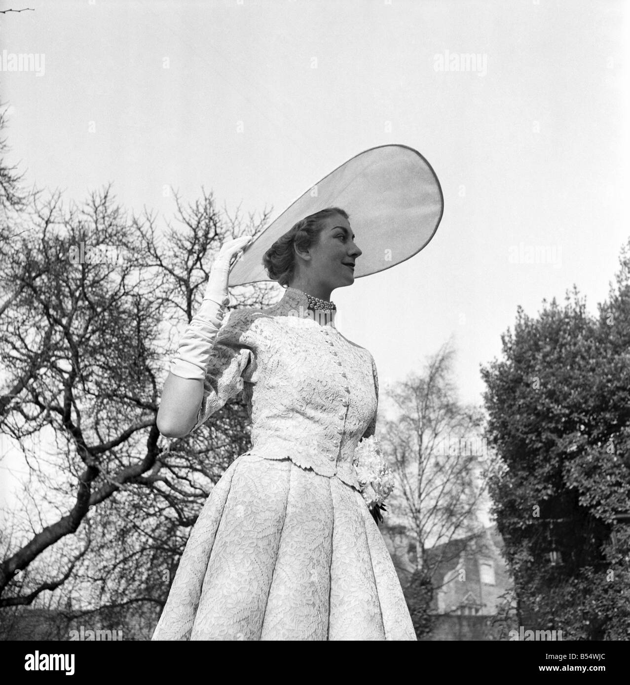 Kleidung: Mode: Kleider. Die neueste Mode auf dem Display an der Society of London Fashion Designer Show, das war halten am oberen Terrassenhaus Hampstead. April 1953 D6899-003 Stockfoto