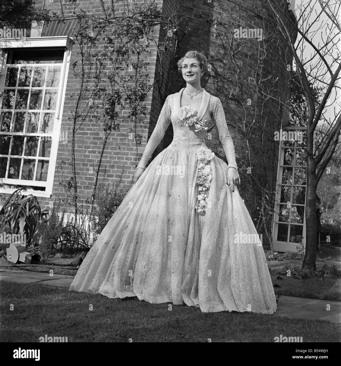 Kleidung: Mode: Kleider. Die neueste Mode auf dem Display an der Society of London Fashion Designer Show, das war halten am oberen Terrassenhaus Hampstead. April 1953 D6899-005 Stockfoto