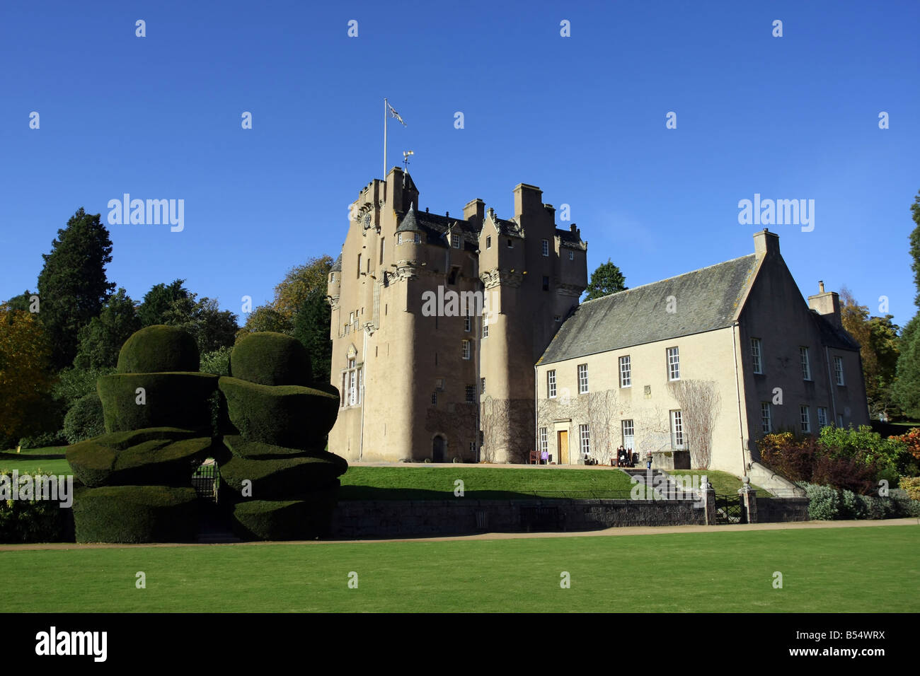 Außenansicht des Crathes Castle und einen Garten in der Nähe von Banchory, Aberdeenshire, Schottland, UK Stockfoto