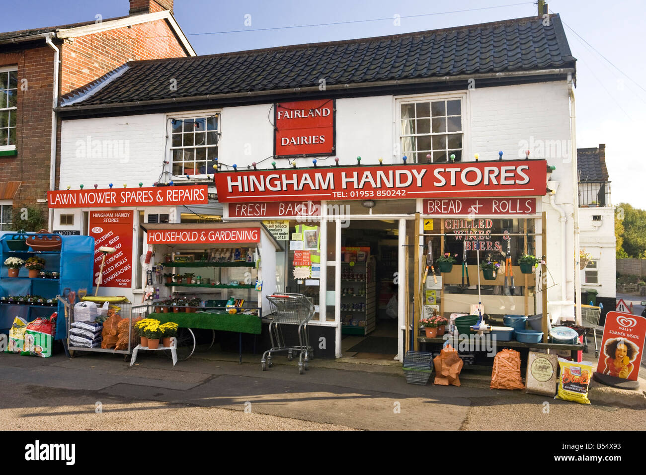 Dorfladen, das alles von Lebensmitteln bis zu Hardware in Hingham, Norfolk, Großbritannien verkauft Stockfoto