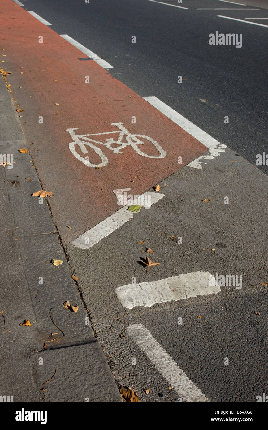 Fahrbahnmarkierungen Straße Fahrrad Stockfoto