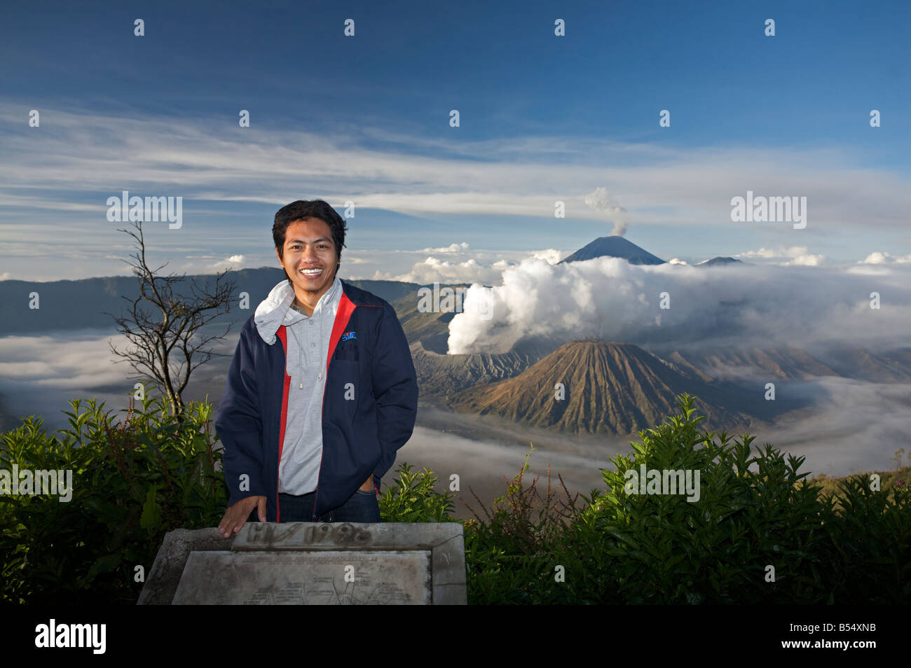 Gebürtige Indonesier mit "Mount Bromo" im Hintergrund Stockfoto