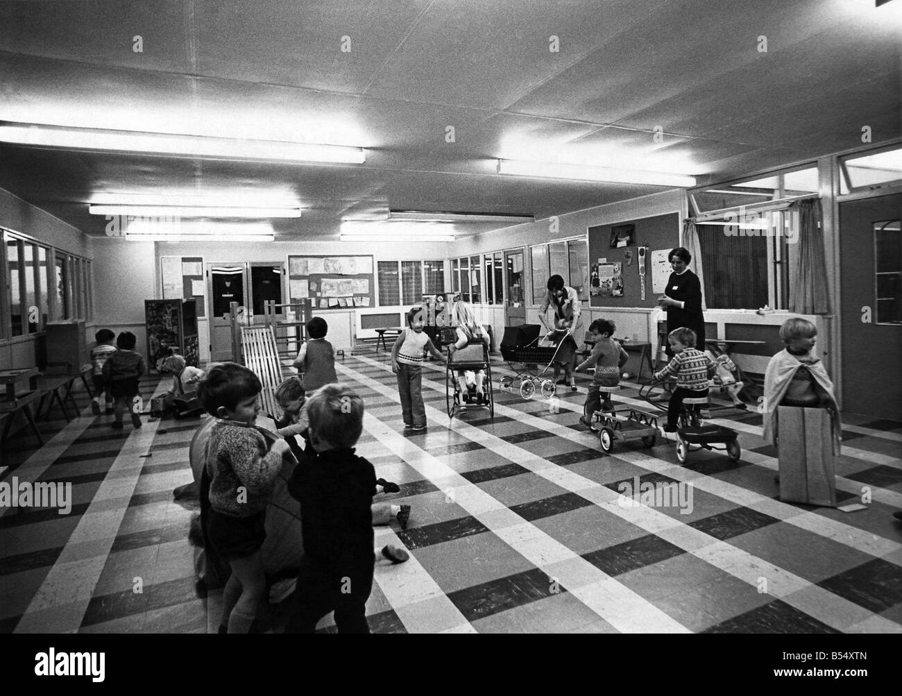 Alle spielen in der Fabrik. Hell und luftig und viel Platz um irgendwelche Spiele zu spielen. Dezember 1970 P012126 Stockfoto