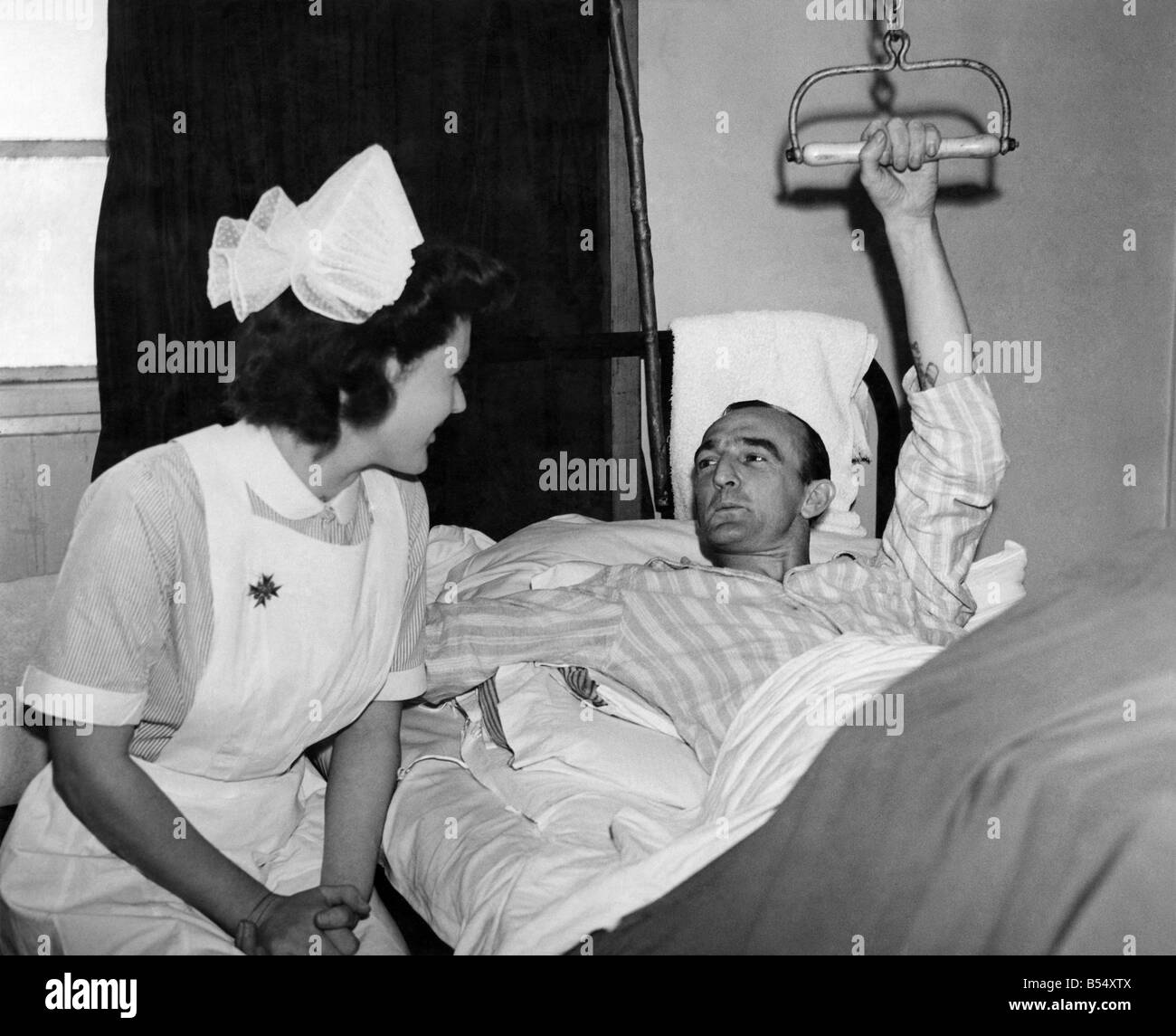 Zweiter Weltkrieg: Krankenhäuser. L/CPL. Harold Evans hochziehen selbst auf dem balkan Balken in der gleichen Weise wie er tat, als er sein Bein im Bett liegen brach. September 1945 P012274 Stockfoto