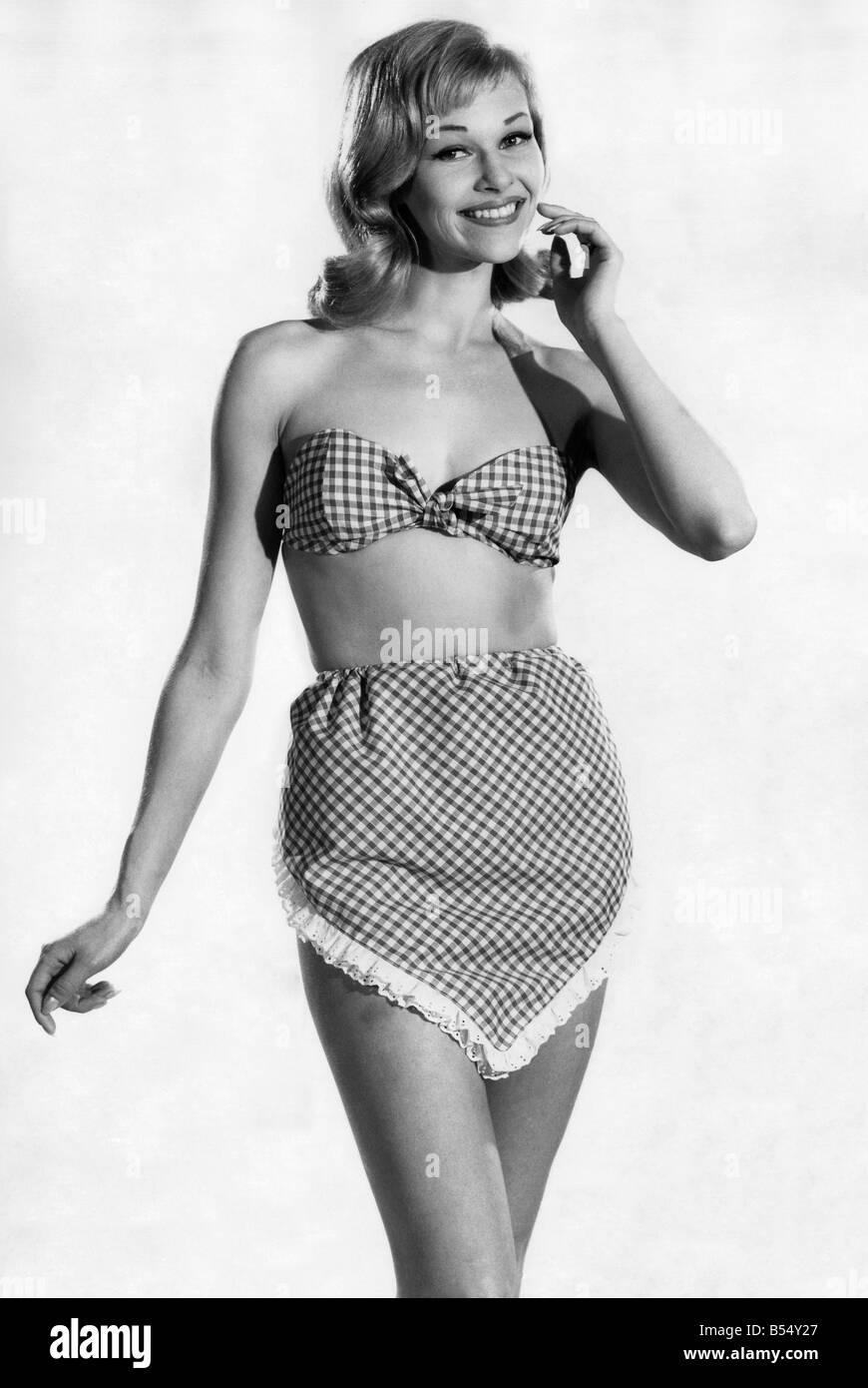 Frau mit einem Scheck gemusterten Bikini mit ungewöhnlichen Hose &#13; &#10; Juni 1962 &#13; &#10; P011070 Stockfoto