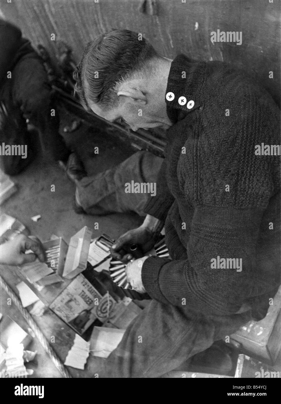 Laden Munition für ein Lewis Gewehr.  
 Februar 1940  
 P012259 Stockfoto