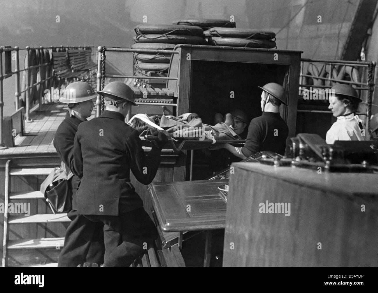 Lazarettschiff (G). Patienten als Lazarettschiff für eine Operation unter übernommen. &#13; &#10; März 1941 &#13; &#10; P012283 Stockfoto