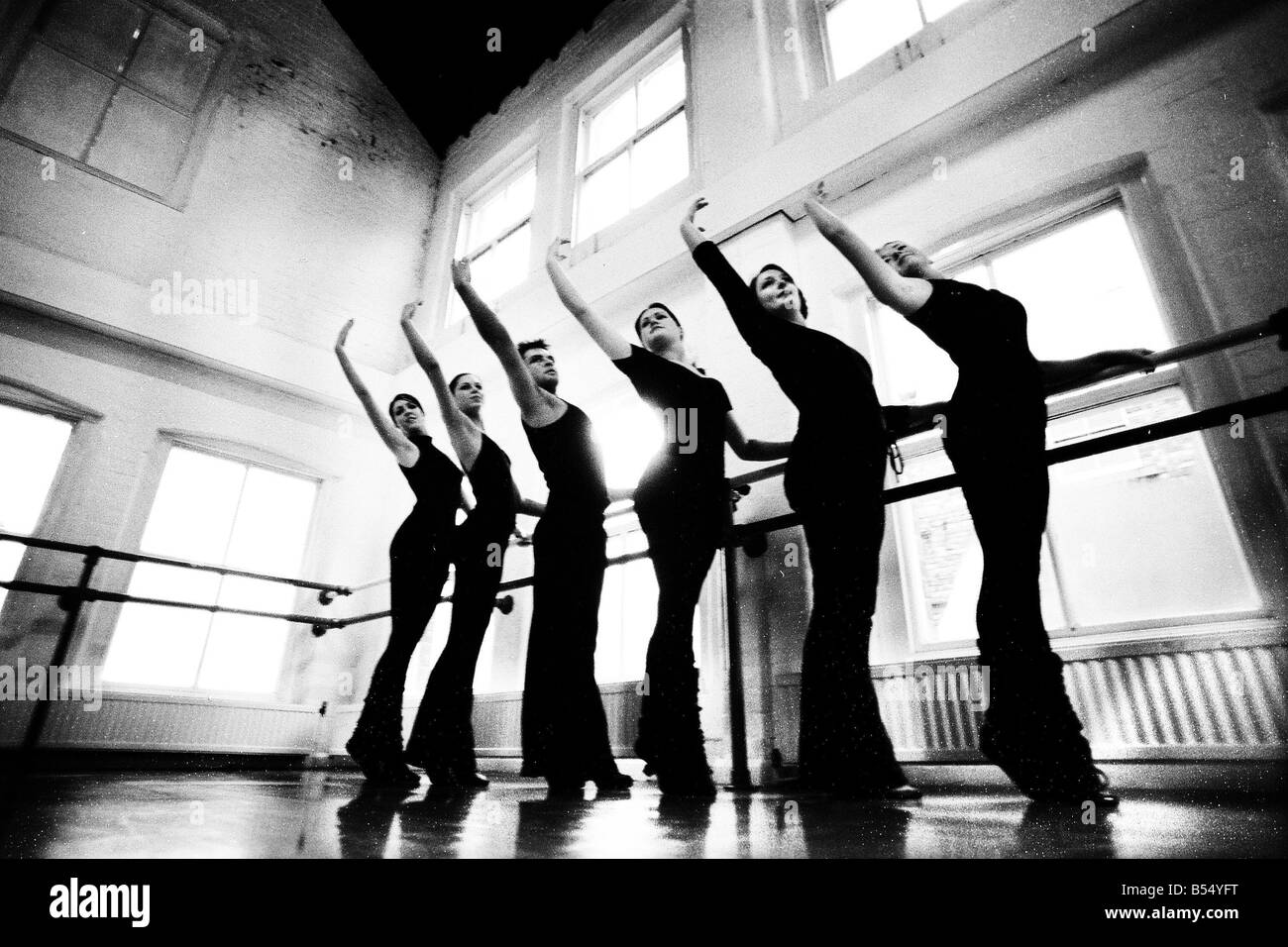 Junge Tänzerinnen und Tänzer bei Newcastle s Dance City Stockfoto