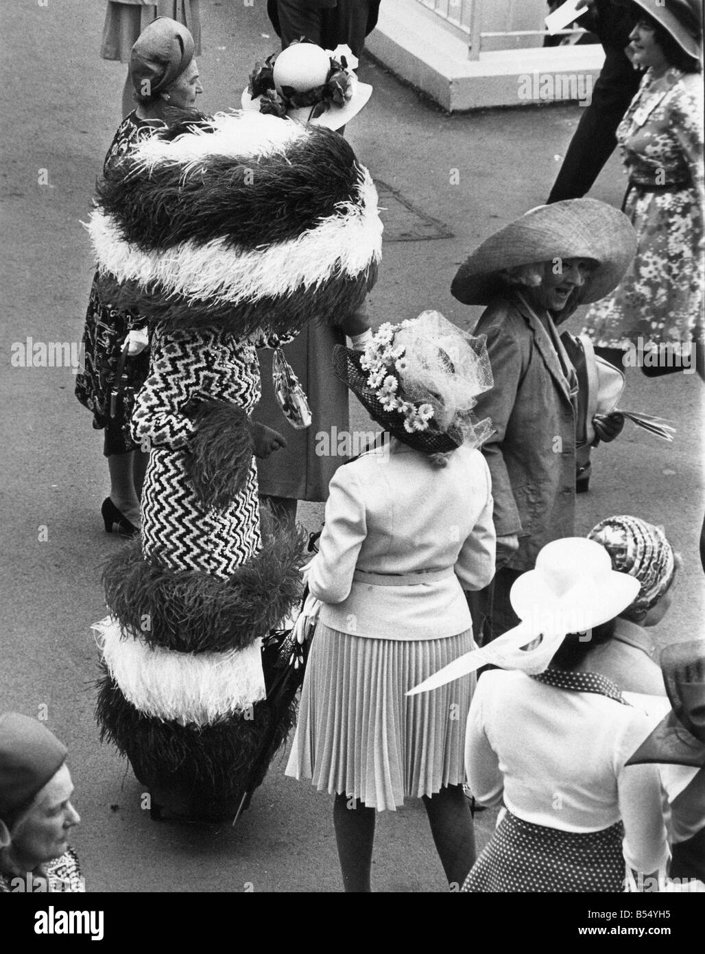 Damentag im Royal Ascot Frau Gertrude Schilling zeichnet sich in Federn Stockfoto