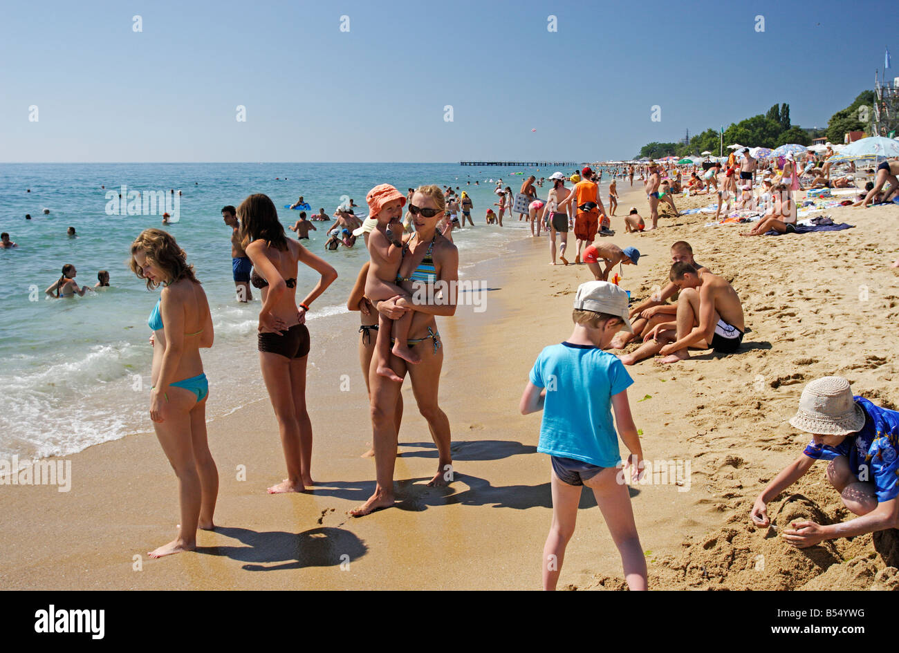 Menschen zum Sonnenbaden am Strand von Golden Sands, Varna Stockfoto