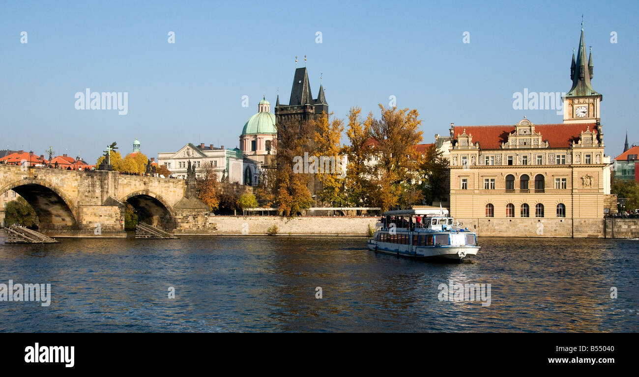 Prag-Panorama von der Karlsbrücke entfernt, die Altstadt und ein Fluss Vltava Bootsfahrt nur zu redaktionellen Zwecken Stockfoto