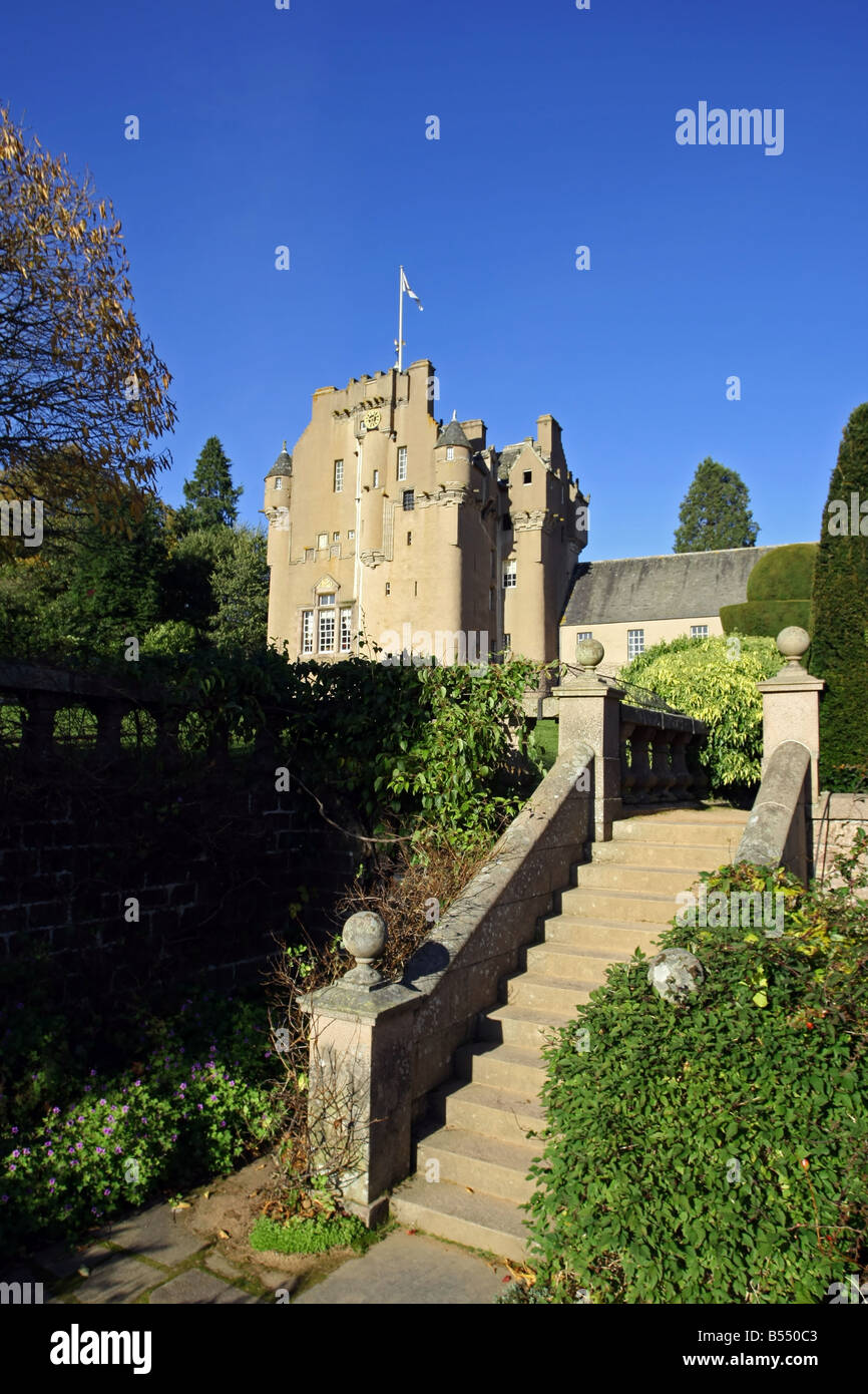 Außenansicht des Crathes Castle und einen Garten in der Nähe von Banchory, Aberdeenshire, Schottland, UK Stockfoto