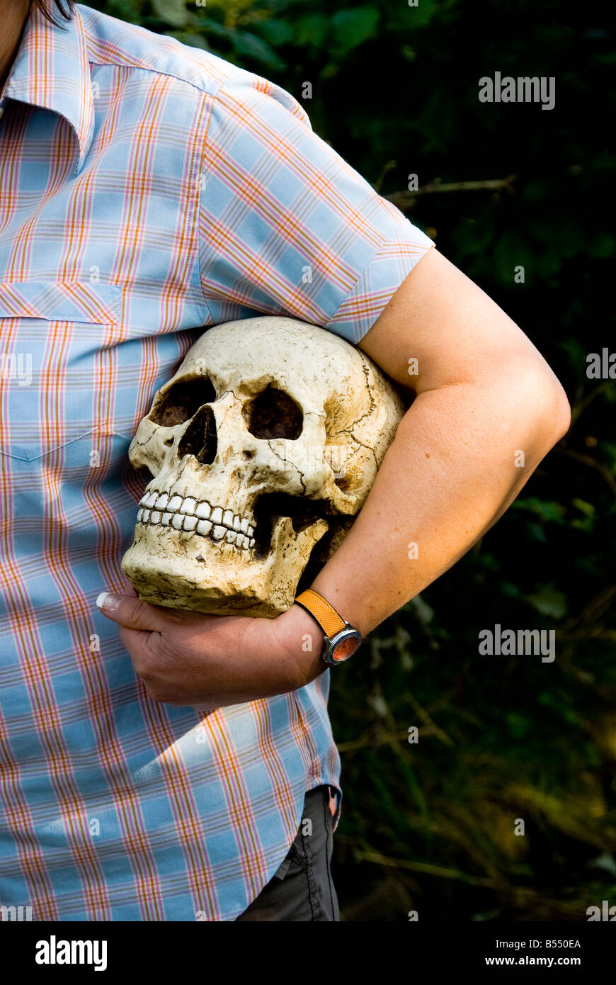 Frau mit menschlichen Schädel Stockfoto
