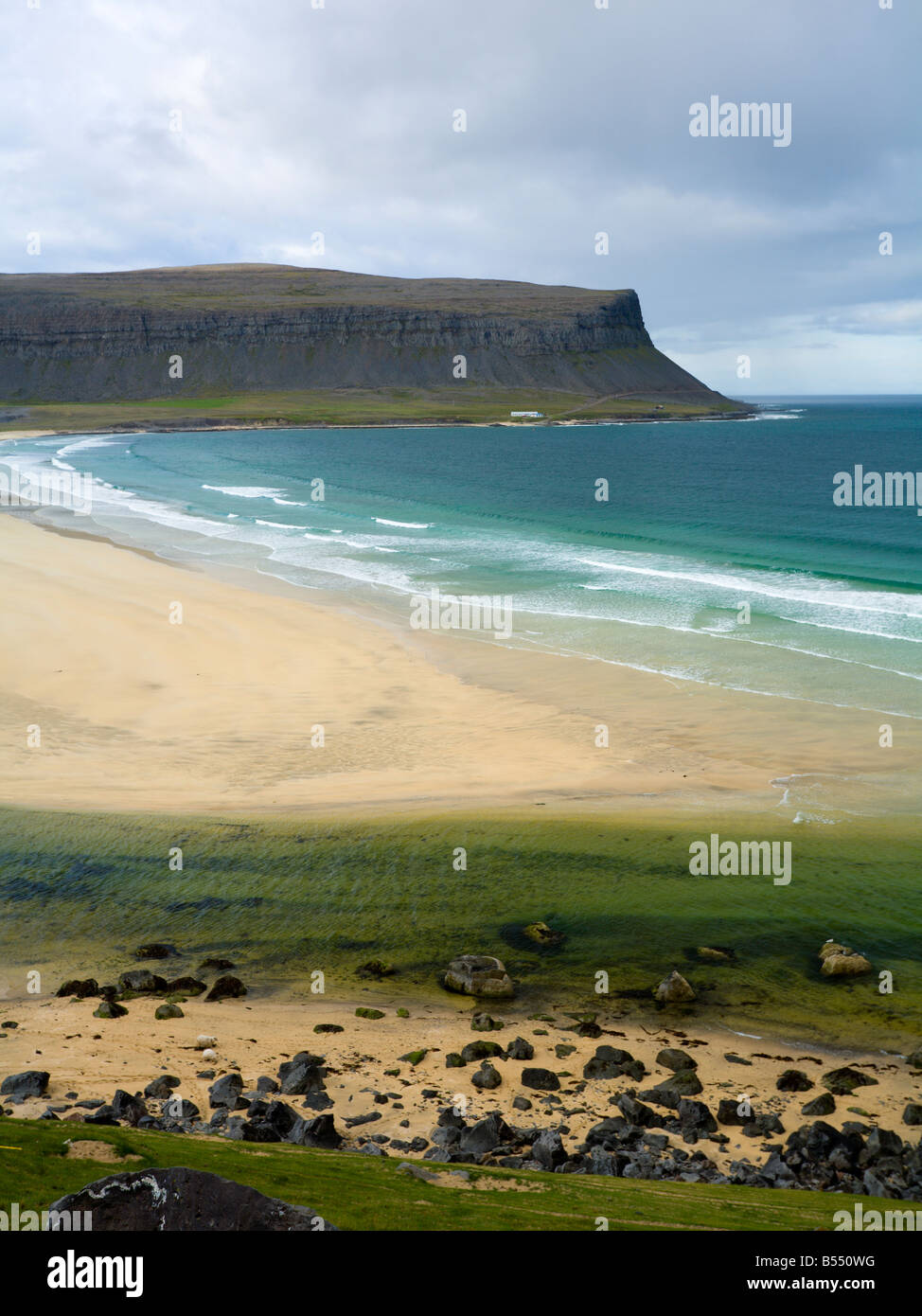 Bucht in der Nähe von Hnjotur Patreksfjörður Westfjorde Islands Stockfoto