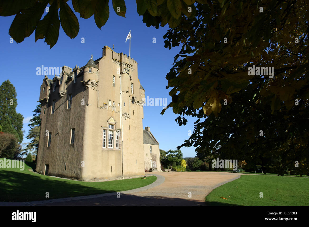 Außenansicht des Crathes Castle und einen Garten in der Nähe von Banchory, Aberdeenshire, Schottland, UK Stockfoto