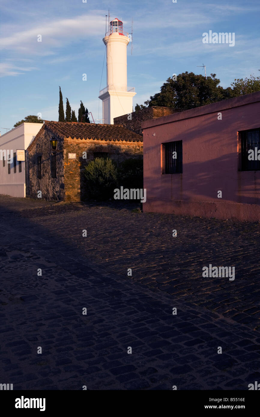 Der Leuchtturm El Faro von Calle de San Pedro in den frühen Morgenstunden in der Altstadt von Colonia del Sacramento, Uruguay Stockfoto