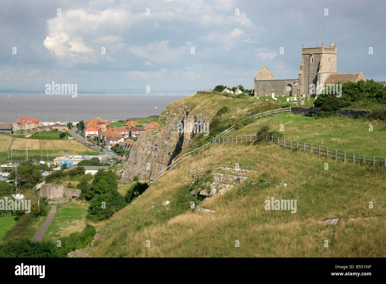 Alte Kirche des Heiligen Nikolaus am bergauf in der Nähe von Weston super Mare Somerset mit Severn Estaury über Stockfoto