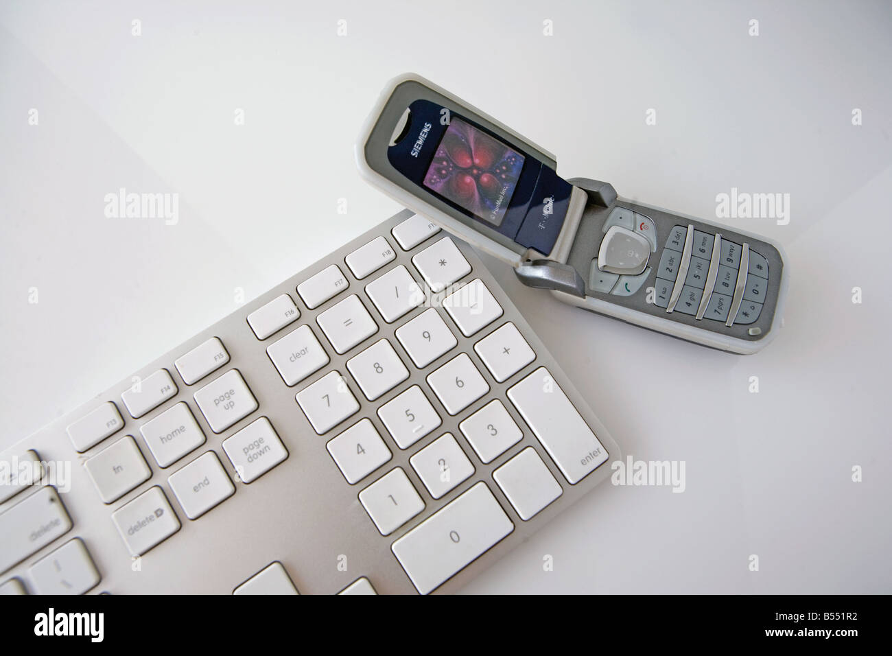Computer-Tastatur und Handy von oben Winkel Stockfoto